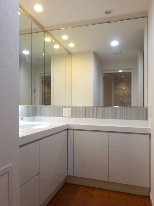 美しさと使いやすさを兼ね備えた洗面化粧台に 美しさと使いやすさを兼ね備えた洗面化粧台に